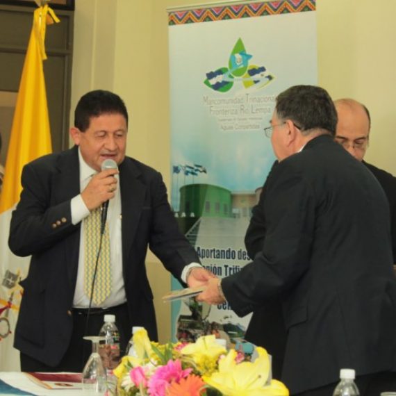 Firma del convenio para el proyecto  Articulación Comercial del sector artesanal en el Trifinio Centroamericano