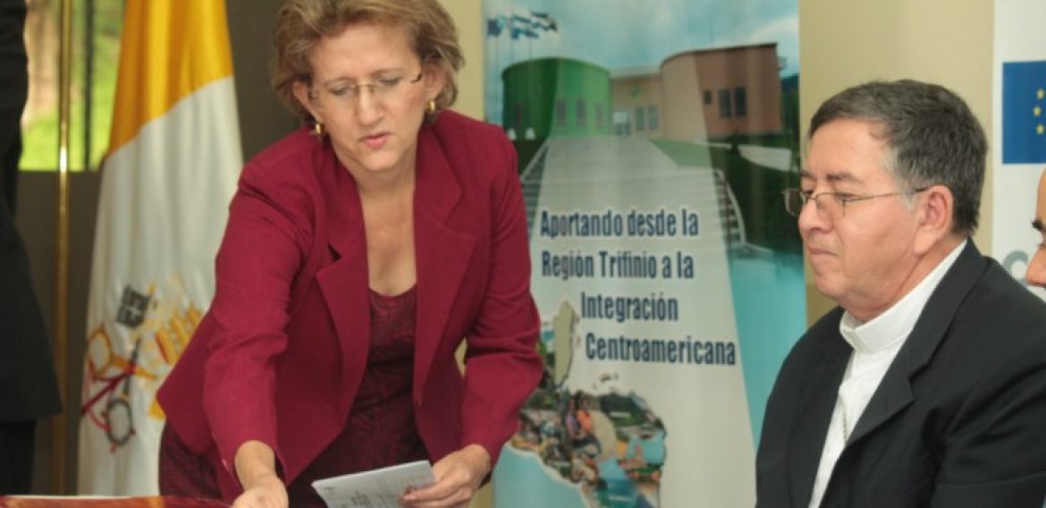 Firma del convenio para el proyecto  Articulación Comercial del sector artesanal en el Trifinio Centroamericano