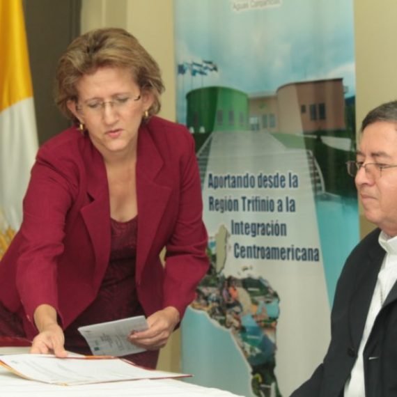 Firma del convenio para el proyecto  Articulación Comercial del sector artesanal en el Trifinio Centroamericano