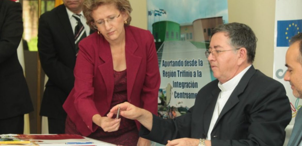 Firma del convenio para el proyecto  Articulación Comercial del sector artesanal en el Trifinio Centroamericano