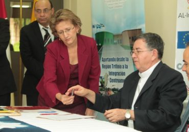 Firma del convenio para el proyecto  Articulación Comercial del sector artesanal en el Trifinio Centroamericano