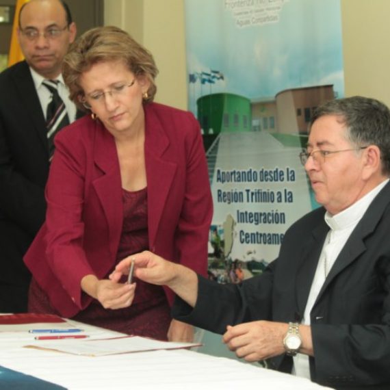 Firma del convenio para el proyecto  Articulación Comercial del sector artesanal en el Trifinio Centroamericano