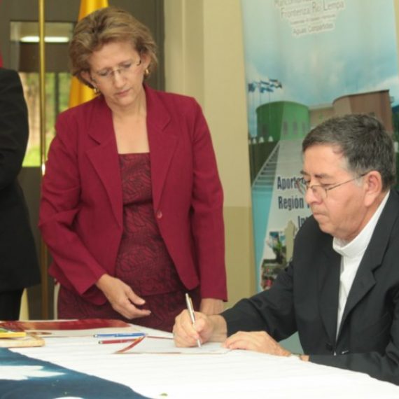 Firma del convenio para el proyecto  Articulación Comercial del sector artesanal en el Trifinio Centroamericano