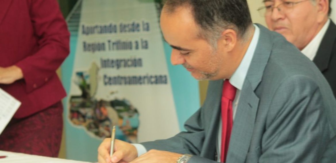 Firma del convenio para el proyecto  Articulación Comercial del sector artesanal en el Trifinio Centroamericano