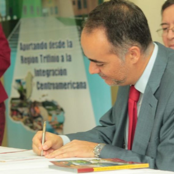 Firma del convenio para el proyecto  Articulación Comercial del sector artesanal en el Trifinio Centroamericano