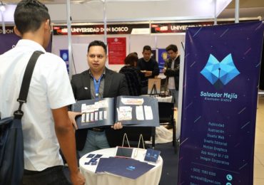 ESTUDIANTES DE DISEÑO GRÁFICO DE UNICAES MARCAN TENDENCIA EN PACKAGING 2017