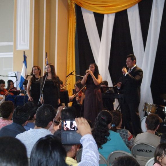 Orquesta UNICAES realiza concierto en el Centro de Artes de Occidente