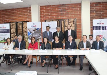 UNICAES FIRMA CONVENIO DE INVESTIGACIÓN EN CLÚSTER DE AGROALIMENTO Y MANUFACTURA