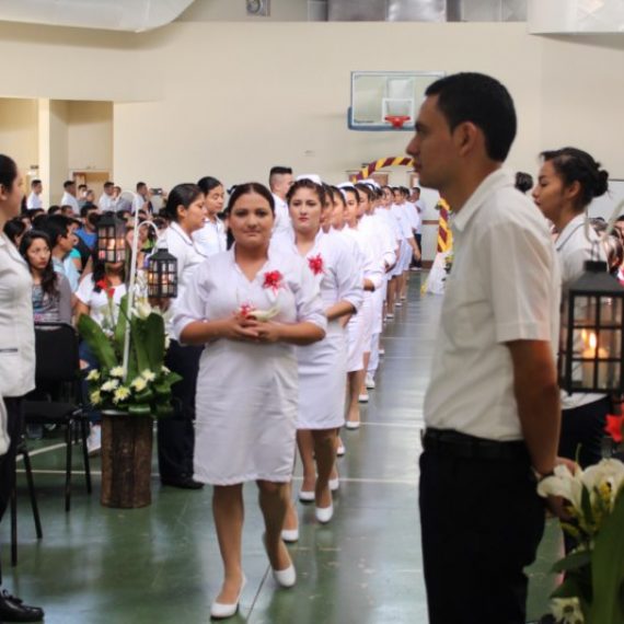 NUEVOS PROFESIONALES DE ENFERMERÍA AL SERVICIO DE LA COMUNIDAD