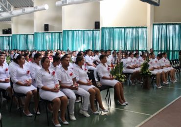 NUEVOS PROFESIONALES DE ENFERMERÍA AL SERVICIO DE LA COMUNIDAD