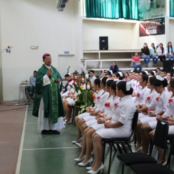 NUEVOS PROFESIONALES DE ENFERMERÍA AL SERVICIO DE LA COMUNIDAD