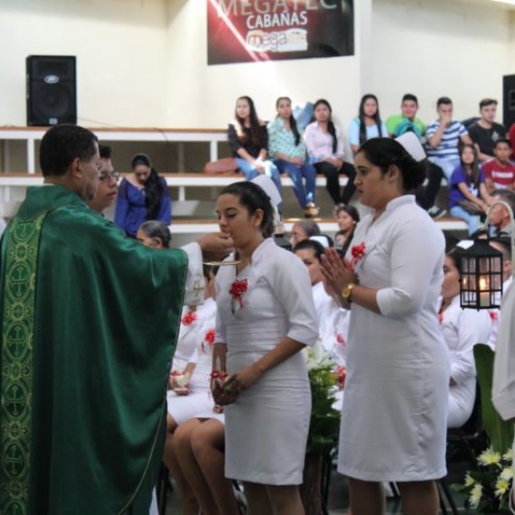 NUEVOS PROFESIONALES DE ENFERMERÍA AL SERVICIO DE LA COMUNIDAD