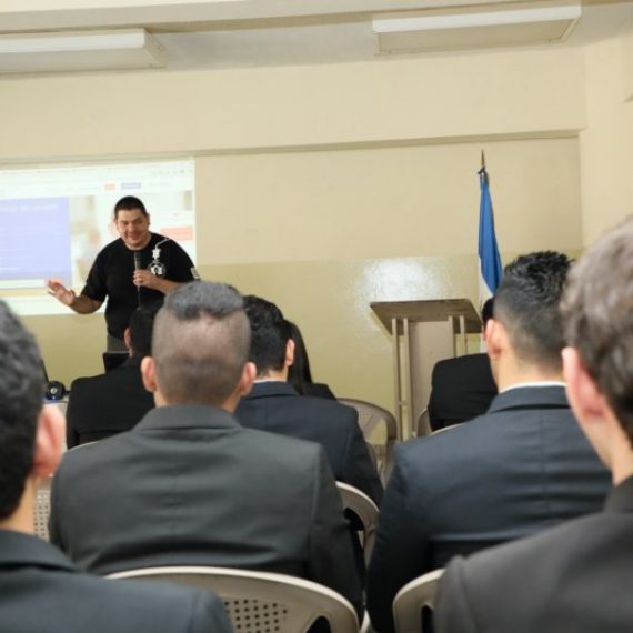 EMPRENDER PARA UN MEJOR FUTURO PROFESIONAL