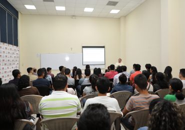 UNICAES Y USAID OTORGAN BECAS A ESTUDIANTES DE INGENIERÍA