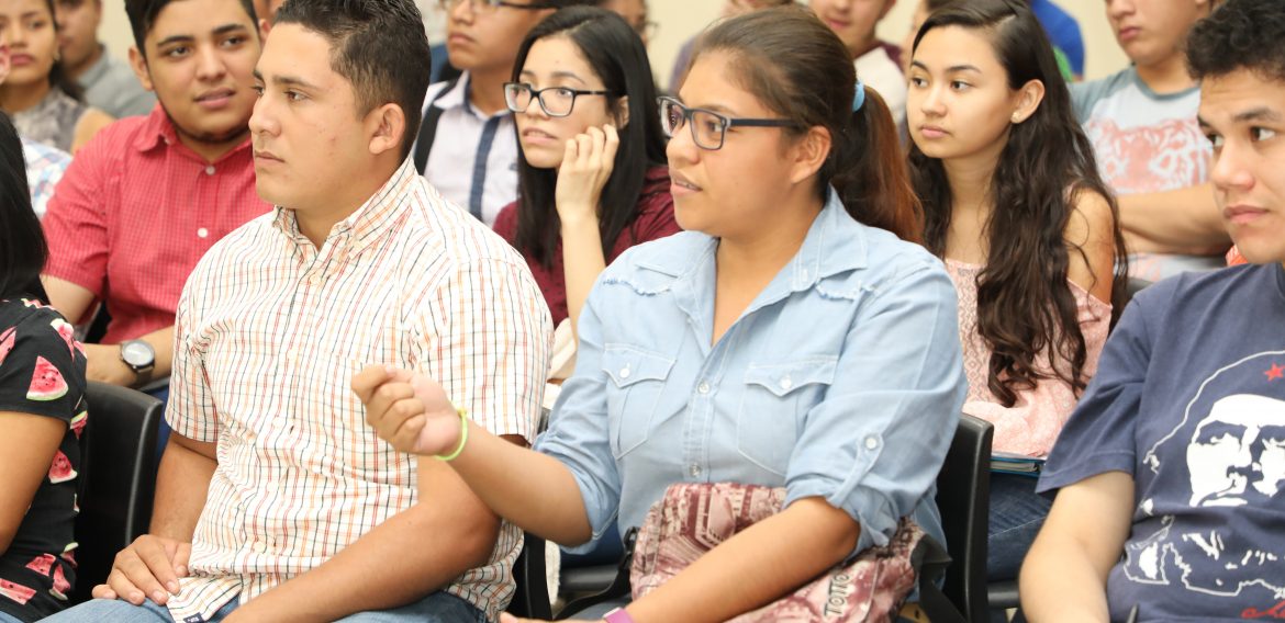 UNICAES Y USAID OTORGAN BECAS A ESTUDIANTES DE INGENIERÍA