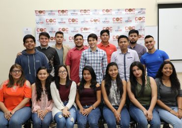 UNICAES Y USAID OTORGAN BECAS A ESTUDIANTES DE INGENIERÍA