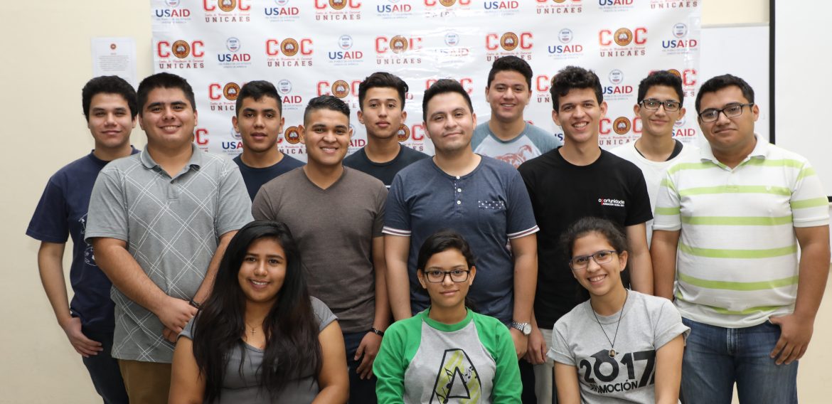 UNICAES Y USAID OTORGAN BECAS A ESTUDIANTES DE INGENIERÍA