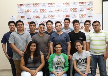 UNICAES Y USAID OTORGAN BECAS A ESTUDIANTES DE INGENIERÍA