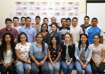 UNICAES Y USAID OTORGAN BECAS A ESTUDIANTES DE INGENIERÍA