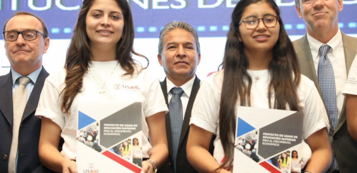 ESTUDIANTES UNICAES RECIBEN BECAS USAID