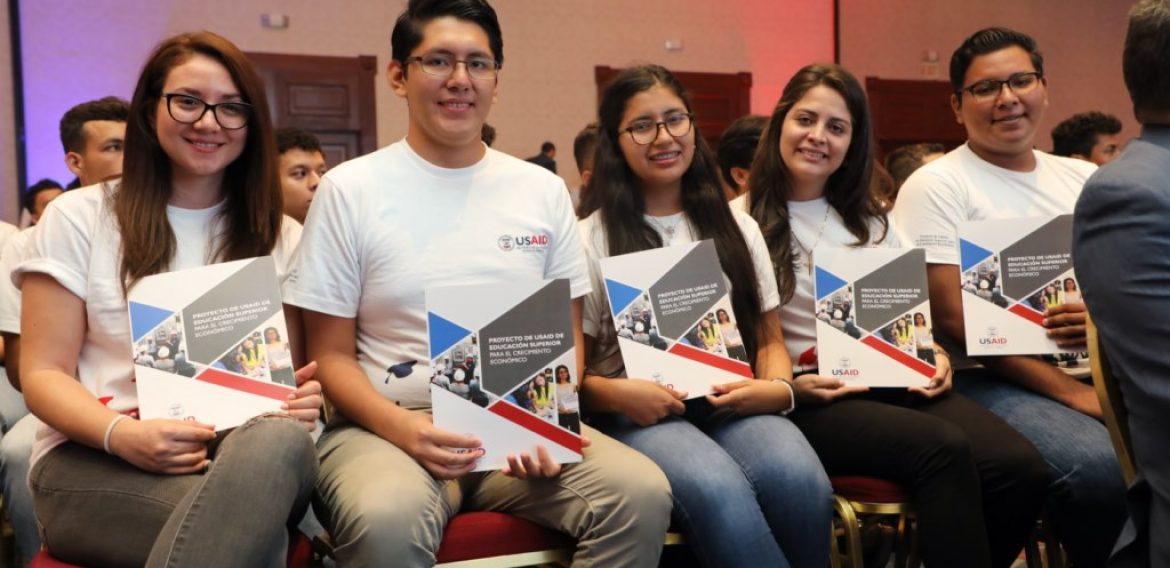 ESTUDIANTES UNICAES RECIBEN BECAS USAID