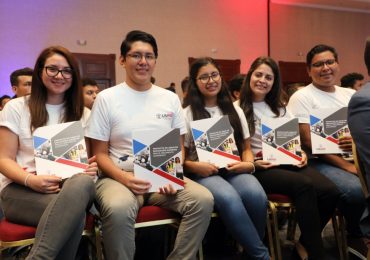 ESTUDIANTES UNICAES RECIBEN BECAS USAID