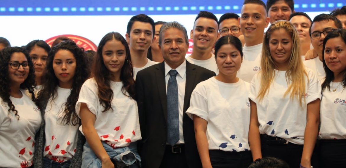 ESTUDIANTES UNICAES RECIBEN BECAS USAID