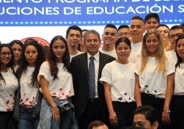 ESTUDIANTES UNICAES RECIBEN BECAS USAID