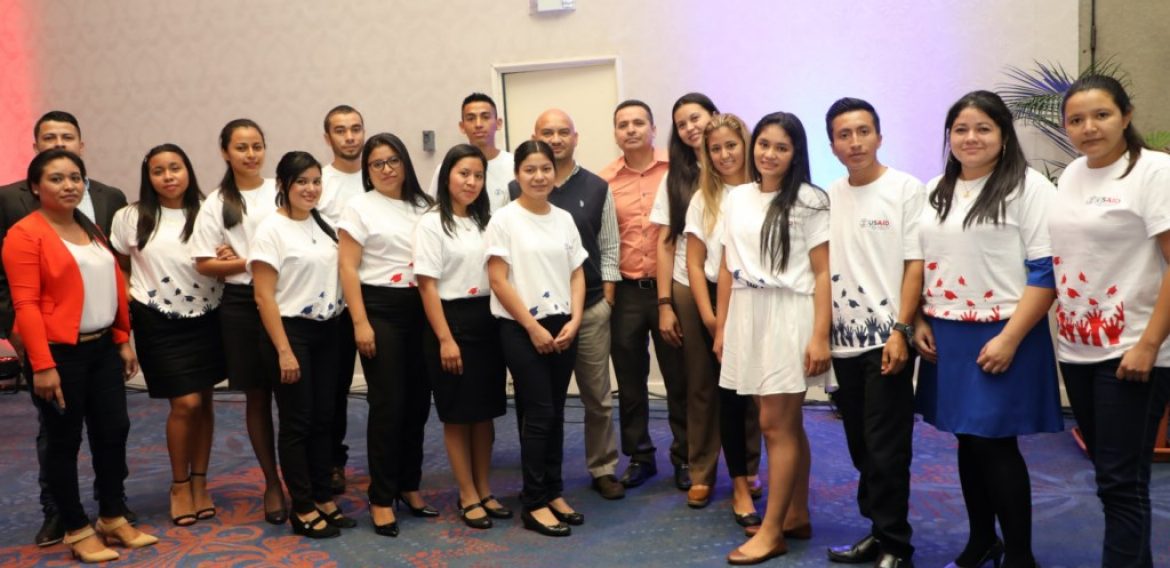 ESTUDIANTES UNICAES RECIBEN BECAS USAID