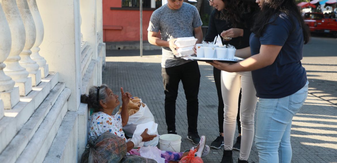 COMIDA POR SONRISAS