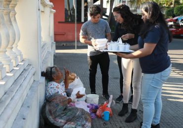 COMIDA POR SONRISAS
