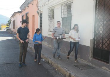 COMIDA POR SONRISAS