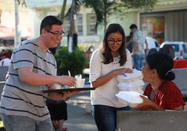 COMIDA POR SONRISAS