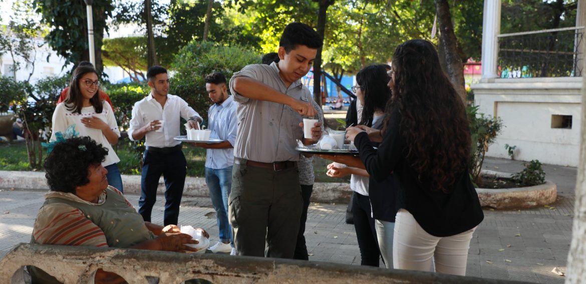 COMIDA POR SONRISAS