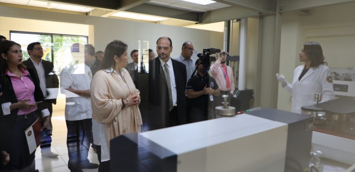 UNICAES INNOVA EN LA INDUSTRIA: LANZAMIENTO DEL PRIMER LABORATORIO DE CALZADO