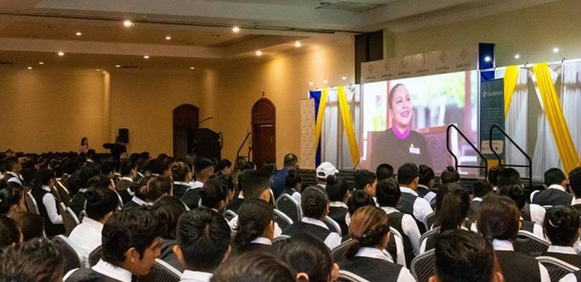 ESTUDIANTES DEL TÉCNICO EN TURISMO SE CAPACITAN EN SERVICIOS DE HOSTELERÍA