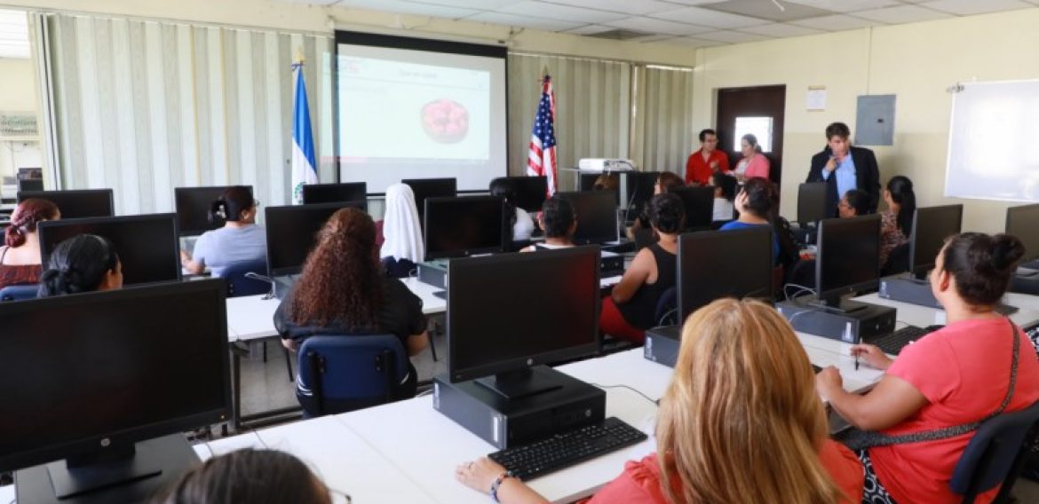 UNICAES lanza DreamBuilder en el Día Internacional de la Mujer