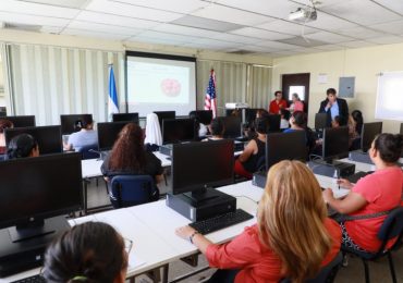 UNICAES lanza DreamBuilder en el Día Internacional de la Mujer