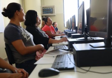 UNICAES lanza DreamBuilder en el Día Internacional de la Mujer