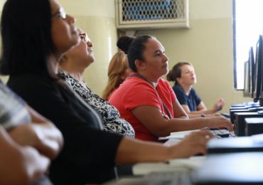 UNICAES lanza DreamBuilder en el Día Internacional de la Mujer