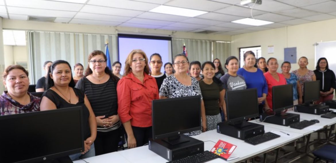 UNICAES lanza DreamBuilder en el Día Internacional de la Mujer