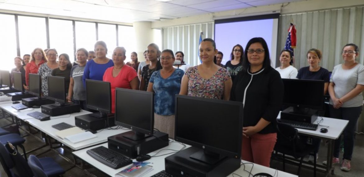 UNICAES lanza DreamBuilder en el Día Internacional de la Mujer