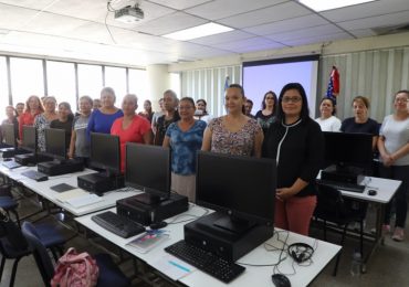 UNICAES lanza DreamBuilder en el Día Internacional de la Mujer
