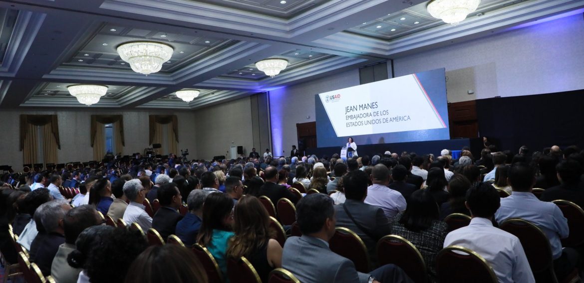 PROYECTOS USAID-UNICAES: LOGROS PARA LA EDUCACIÓN SUPERIOR Y LA INDUSTRIA EN EL SALVADOR
