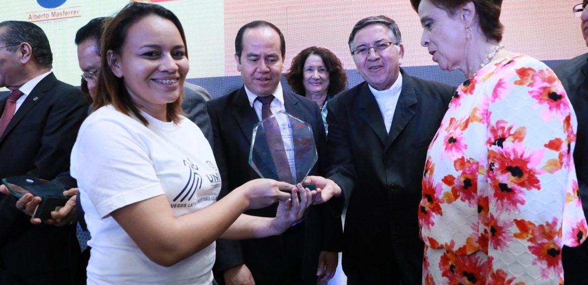PROYECTOS USAID-UNICAES: LOGROS PARA LA EDUCACIÓN SUPERIOR Y LA INDUSTRIA EN EL SALVADOR