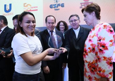 PROYECTOS USAID-UNICAES: LOGROS PARA LA EDUCACIÓN SUPERIOR Y LA INDUSTRIA EN EL SALVADOR