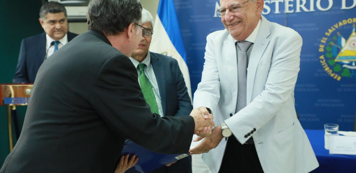UNICAES RECIBE RECONOCIMIENTO A LA CALIDAD ACADÉMICA