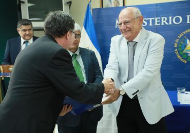 UNICAES RECIBE RECONOCIMIENTO A LA CALIDAD ACADÉMICA