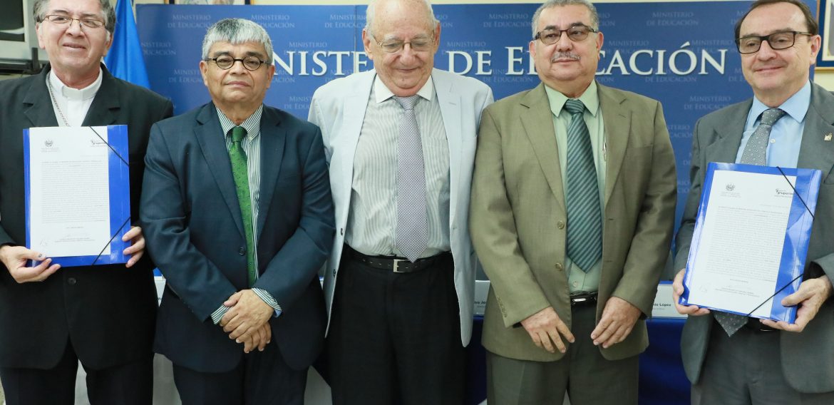 UNICAES RECIBE RECONOCIMIENTO A LA CALIDAD ACADÉMICA