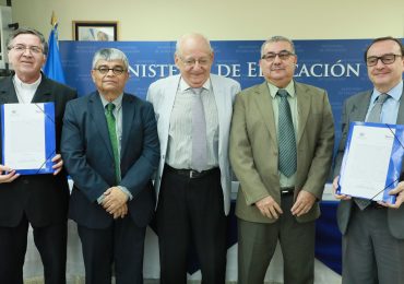 UNICAES RECIBE RECONOCIMIENTO A LA CALIDAD ACADÉMICA